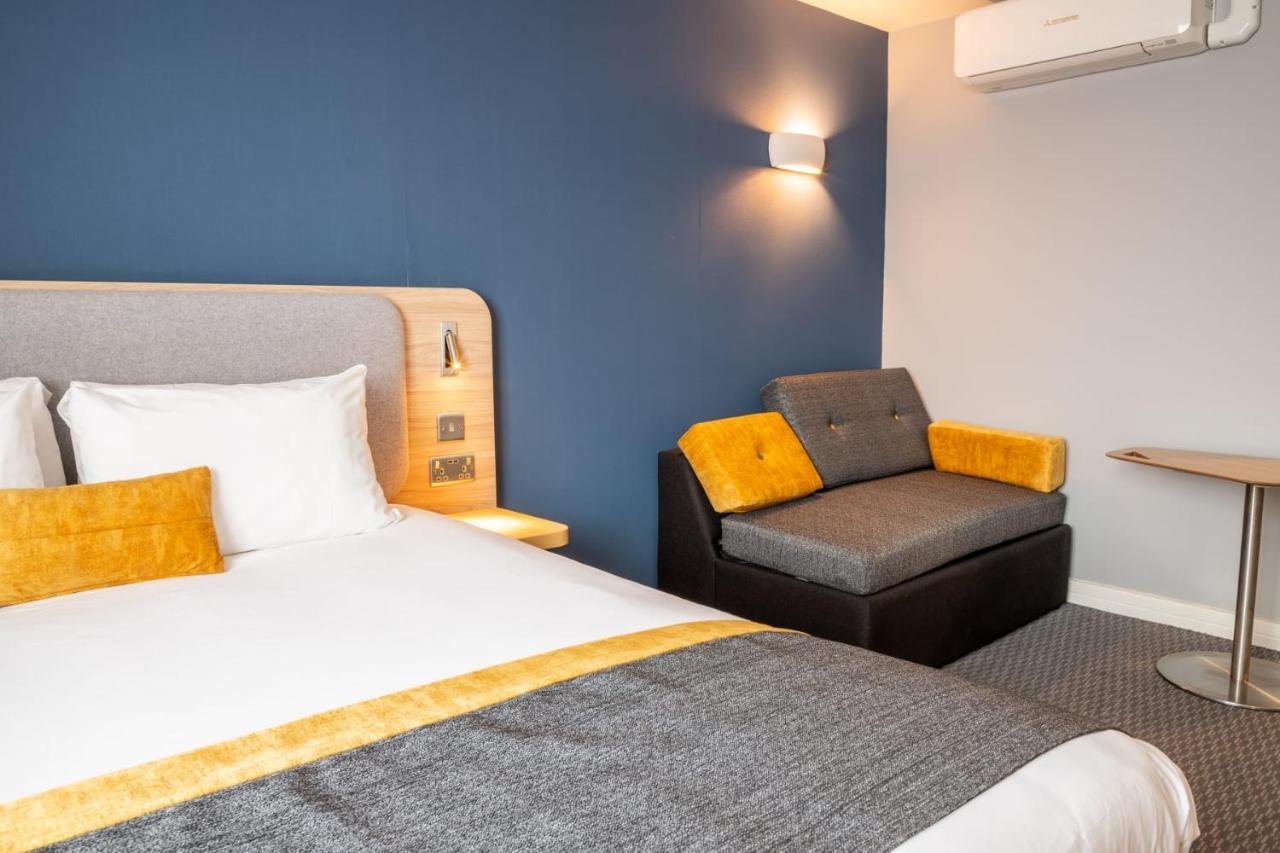 & Lounge Hotel